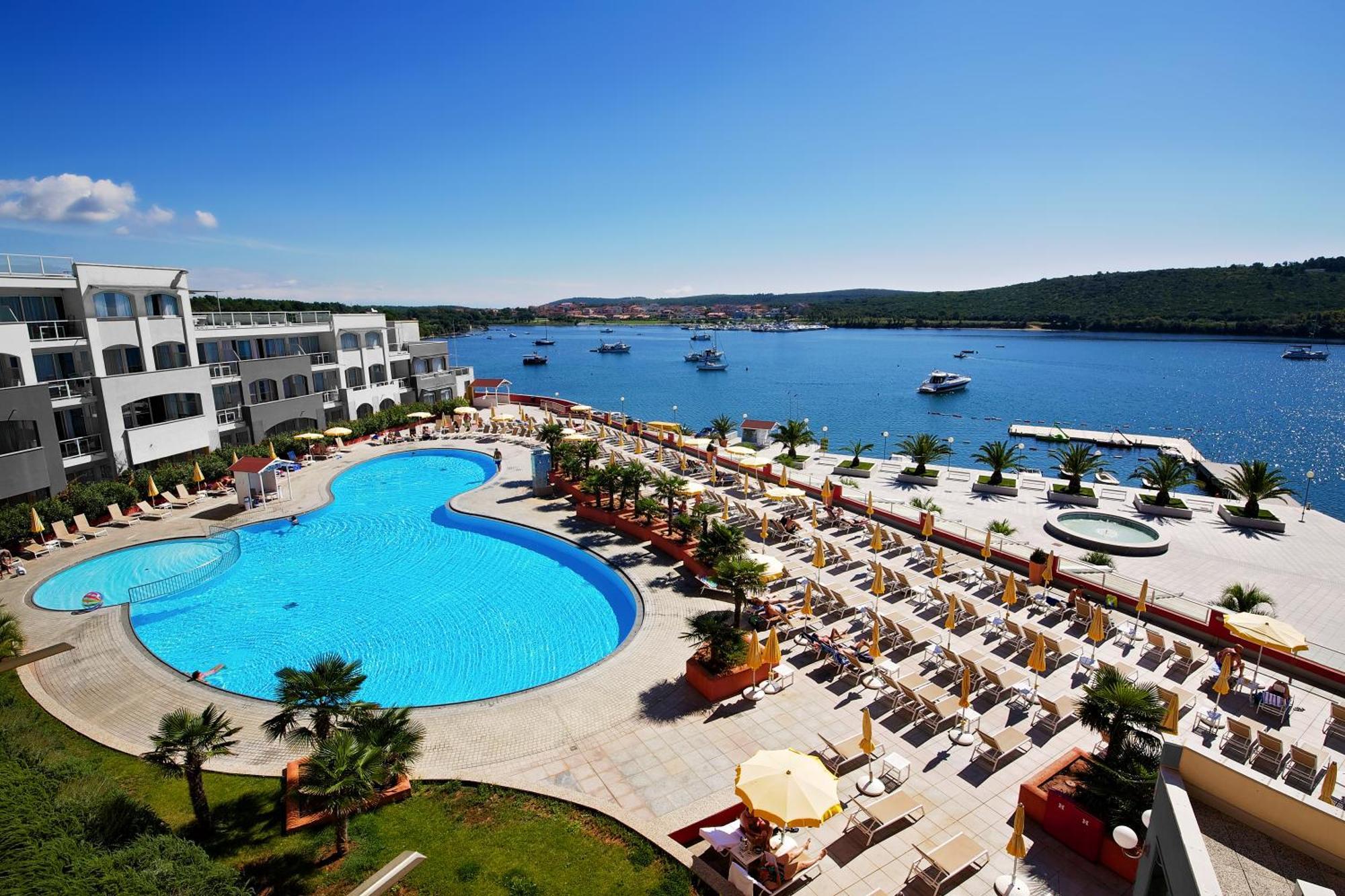 Family Del Mar Aparthotel Banjole